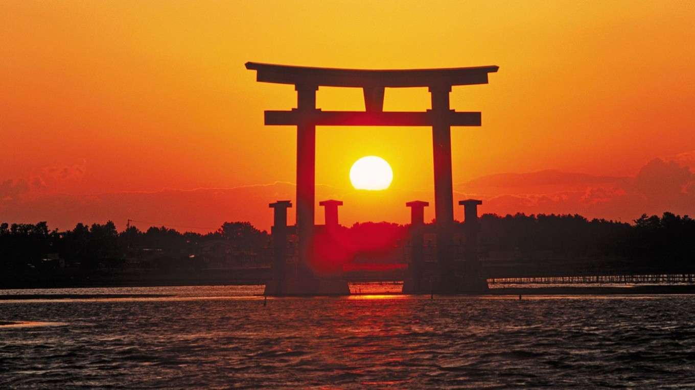 shrine-travel-sunrise-grand-gate-itsukushima-miyajima-104861